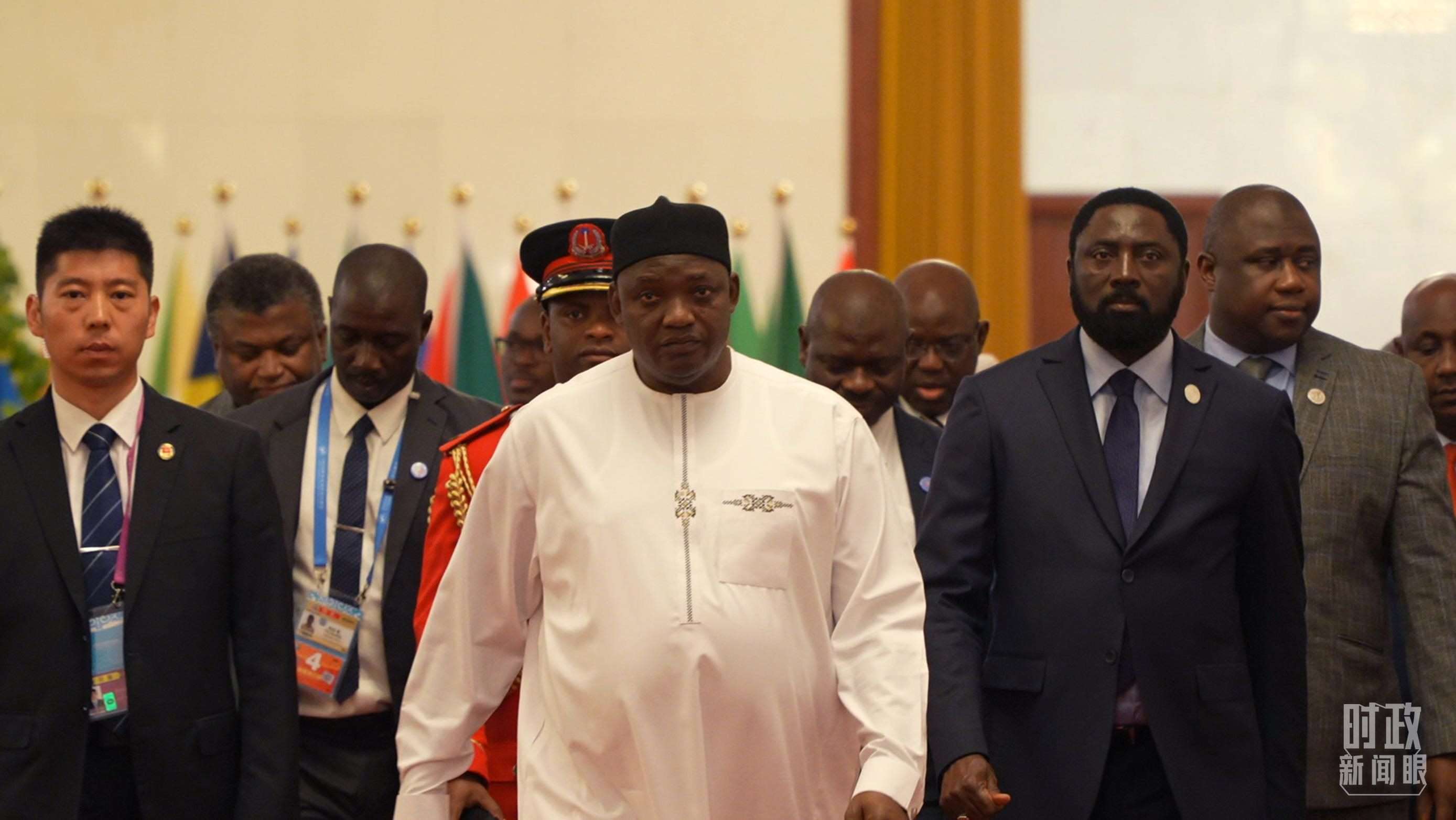 岡比亞總統(tǒng)巴羅走向會(huì)見廳。（總臺(tái)央視記者蔣碩拍攝）