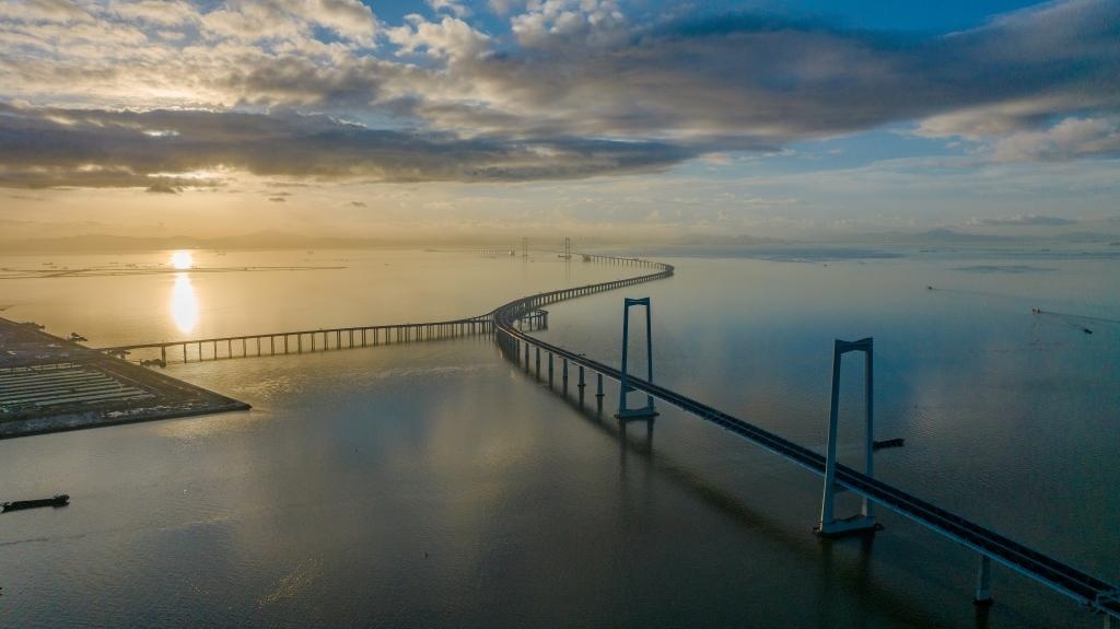 6月27日，沐浴在晨曦中的深中通道（無人機(jī)照片）。新華社記者毛思倩 攝