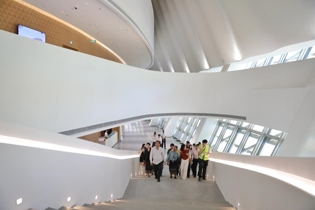 亞洲媒體考察團(tuán)正在上樓。《中國經(jīng)濟(jì)周刊》記者 肖翊攝