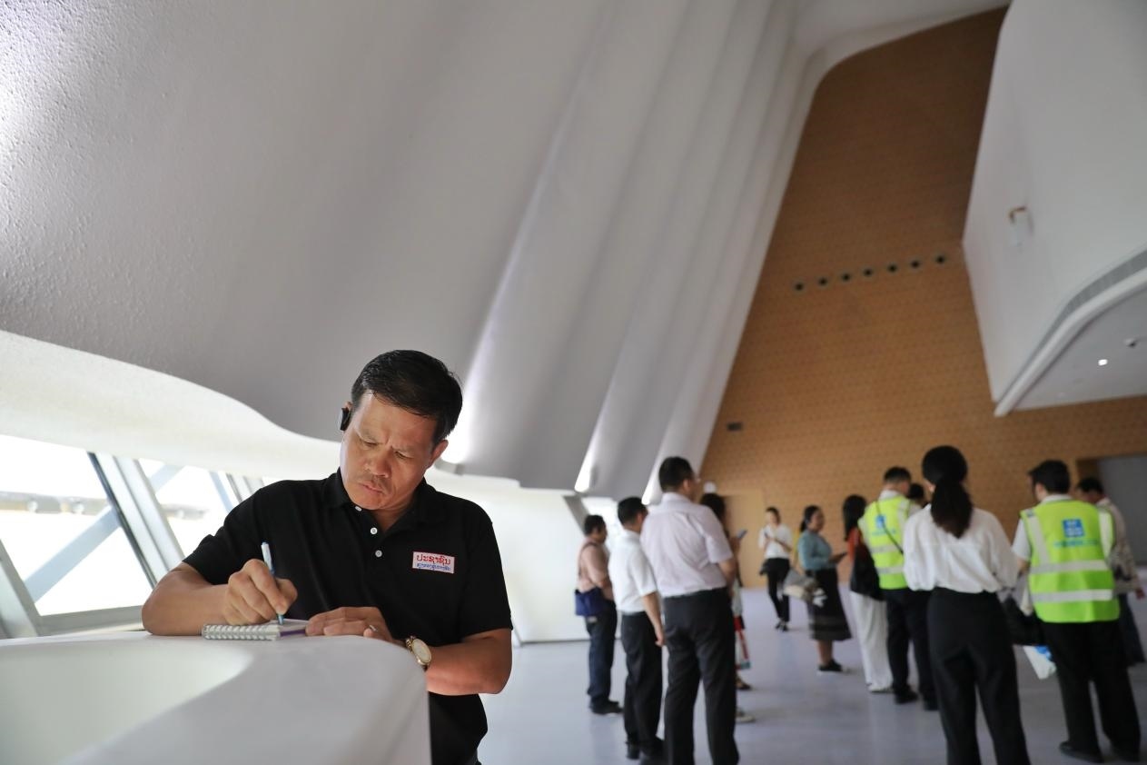 亞洲媒體考察團(tuán)參觀綜合劇場外墻?！吨袊?jīng)濟(jì)周刊》記者 肖翊攝