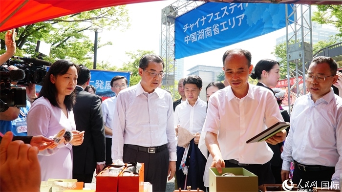 湖南展位工作人員向中國駐日本大使吳江浩介紹特色文創(chuàng)產(chǎn)品。人民網(wǎng) 蔣曉辰攝