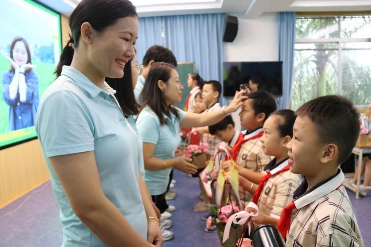 2023年教師節(jié)前，廣西南寧一所學(xué)校，學(xué)生向老師獻(xiàn)上鮮花、賀卡。