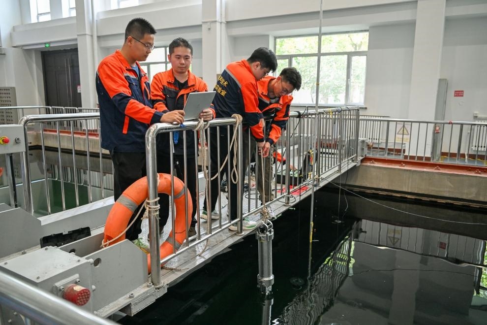 哈爾濱工程大學(xué)水聲工程學(xué)院學(xué)生在進行技術(shù)實驗。新華社記者王松 攝