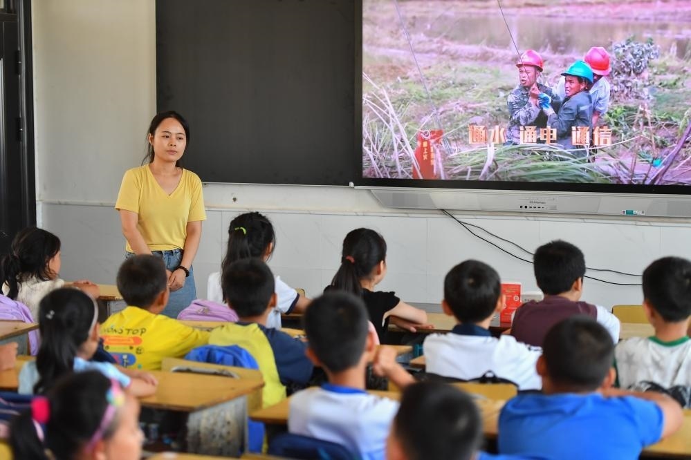 今年夏天，湖南華容縣等地遭受洪澇災(zāi)害。9月，華容縣一所學(xué)校，老師通過(guò)講述防災(zāi)救災(zāi)故事，引導(dǎo)孩子們知情、共情，汲取成長(zhǎng)的力量。