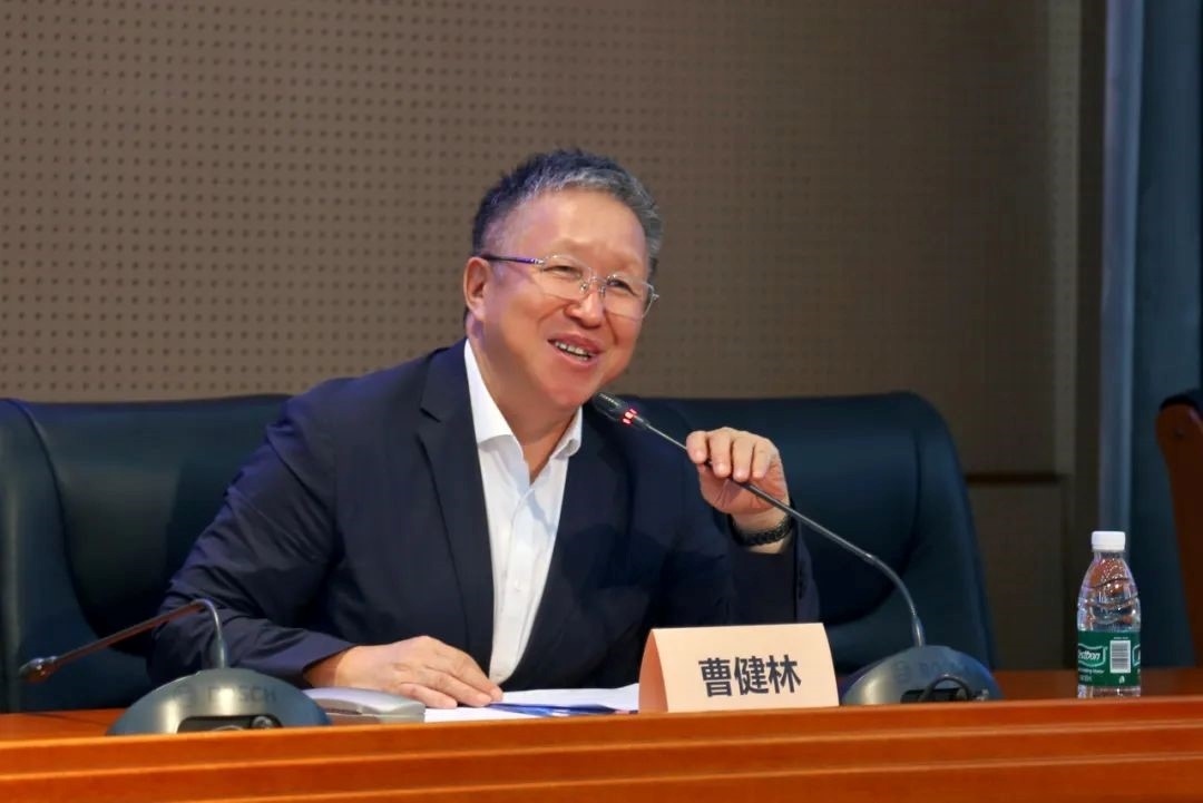 科技部原副部長、十三屆全國政協(xié)教科衛(wèi)體委員會副主任、現(xiàn)任季華實(shí)驗(yàn)室理事長、主任曹健林致辭。主辦方供圖