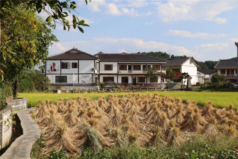 傳統(tǒng)的黔北村莊風貌同現代民居元素相融合，人文風光與生態(tài)自然風景相結合，人與自然和諧共生。（俄羅斯《中國與俄羅斯》雜志社社長奧列格·別列日內赫攝）