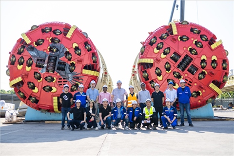 中外員工在盾構(gòu)機(jī)前合影。中國(guó)電建供圖