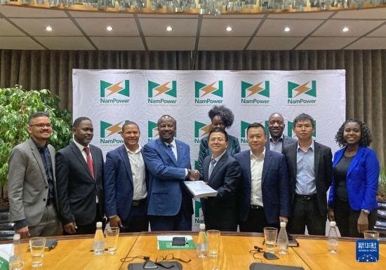 9月9日，在納米比亞首都溫得和克，嘉賓在簽字儀式后合影。新華社發(fā)（江西國際供圖）