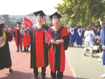 圖為李德仁（右）和學(xué)生肖雄武的合影。 肖雄武供圖