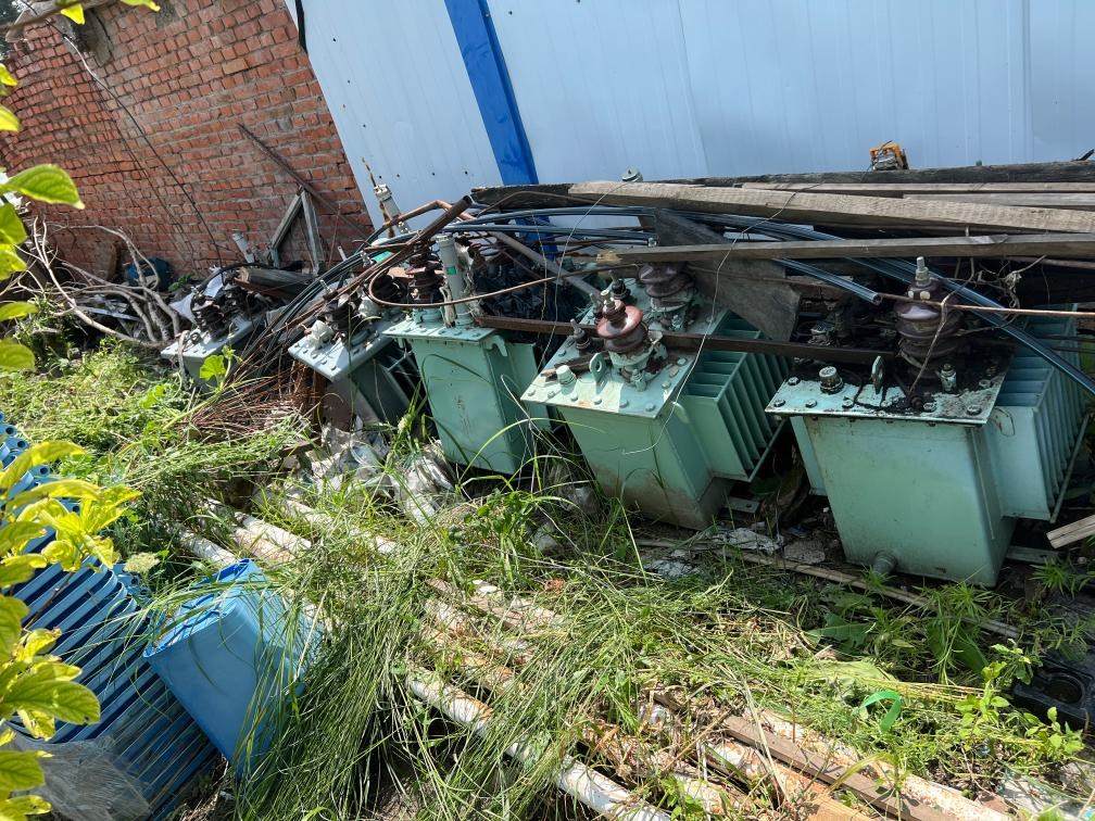 存放在農(nóng)戶家中的變壓器。新華社記者董寶森攝