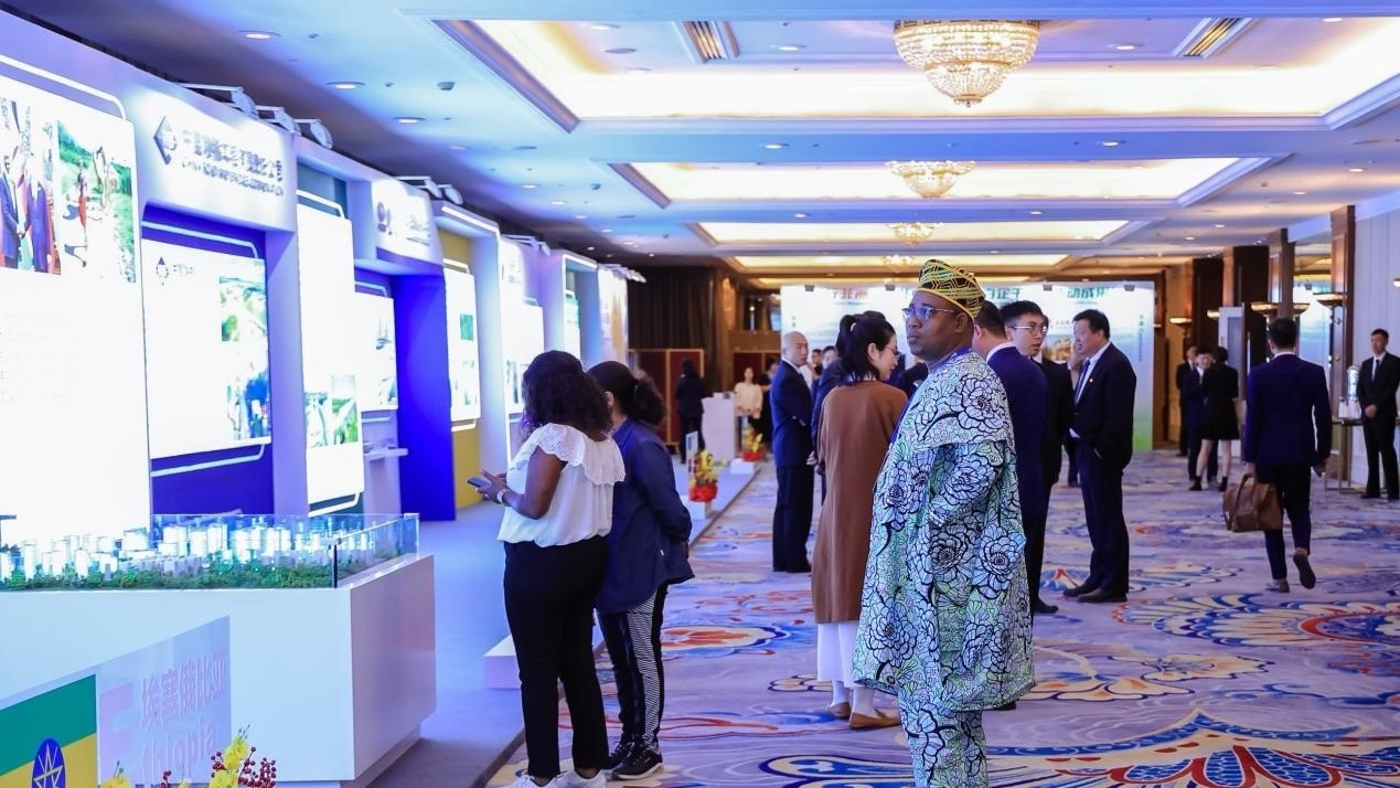 與會嘉賓參觀主題展覽。主辦方供圖