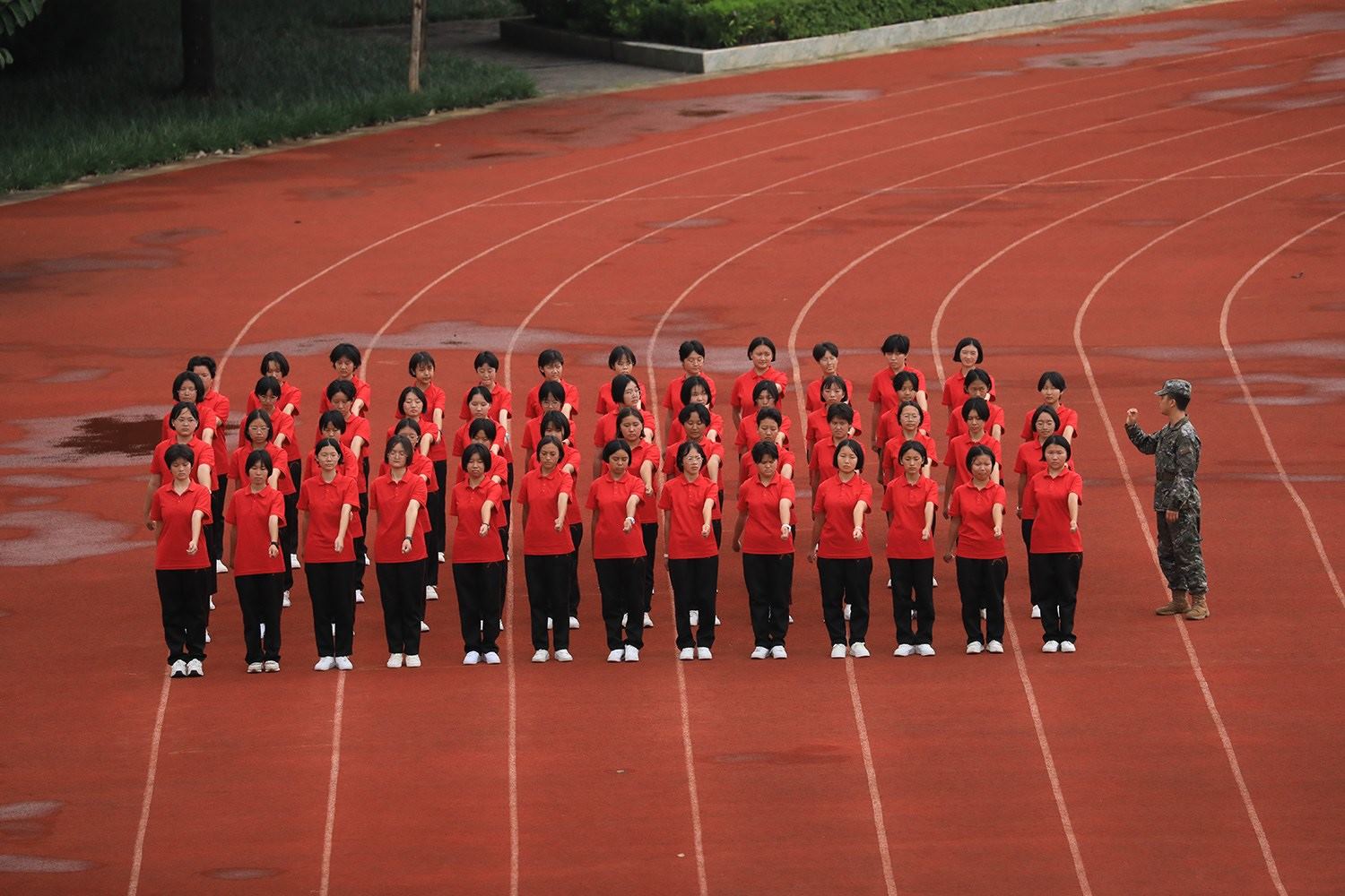 華坪女高2024級(jí)新生軍訓(xùn)。華坪縣融媒體中心供圖