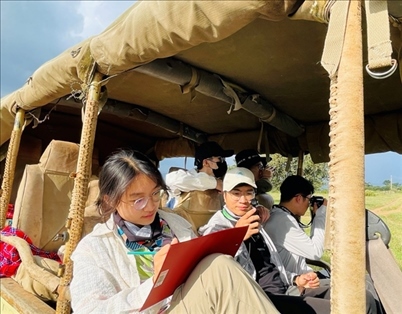 支隊(duì)成員開展長(zhǎng)頸鹿監(jiān)測(cè)國(guó)際志愿工作。林源攝