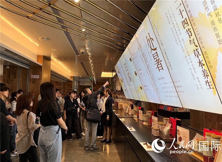 2. 日中友好協(xié)會(huì)青年代表團(tuán)一行學(xué)習(xí)24節(jié)氣養(yǎng)生知識(shí)。（人民網(wǎng)記者陳思 攝）