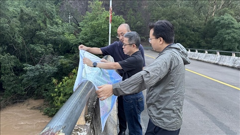 珠江委工作組在三河鎮(zhèn)三河大橋進行防洪工程調度工作。 水利部供圖