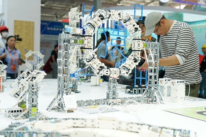 2024年9月11日，記者在服貿會首鋼園區(qū)教育服務館采訪。新華社記者 張晨霖 攝