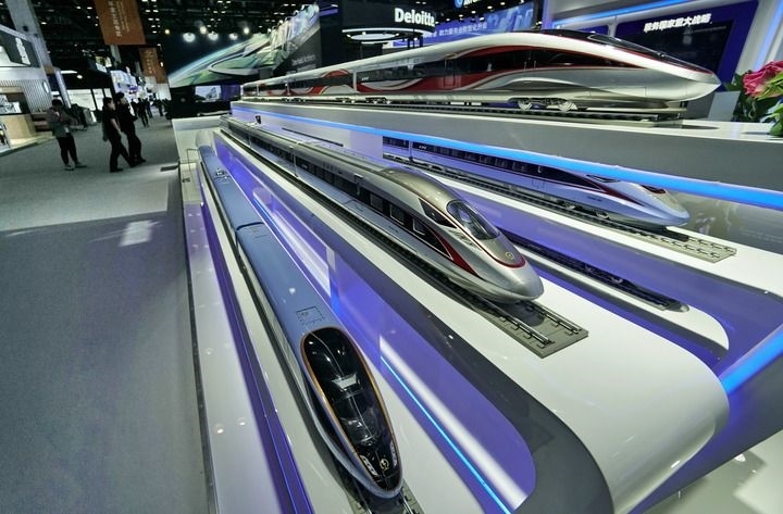 2024年9月11日拍攝的國家會議中心會場內的展臺。新華社記者 李欣 攝