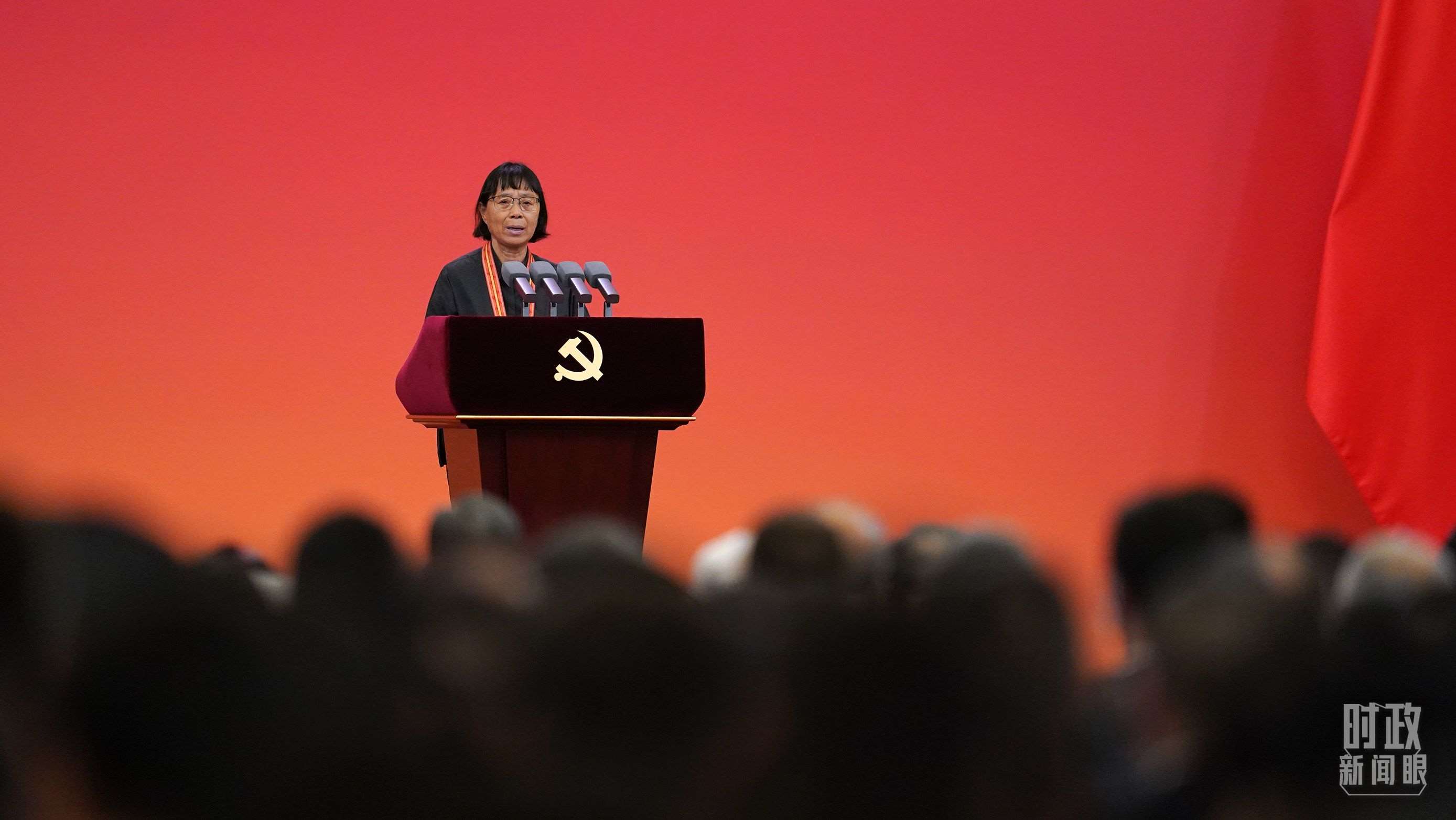  △2021年6月，幫助數(shù)千名貧困山區(qū)女孩圓夢(mèng)大學(xué)的人民教師張桂梅，代表“七一勛章”獲得者發(fā)言。（總臺(tái)國(guó)廣記者李晉拍攝）