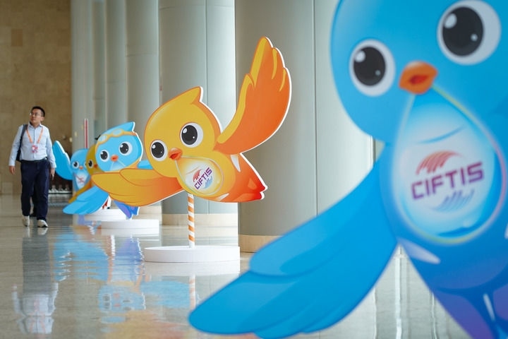 2024年9月11日在國家會議中心拍攝的服貿會吉祥物“福燕”形象。新華社記者 陳鐘昊 攝