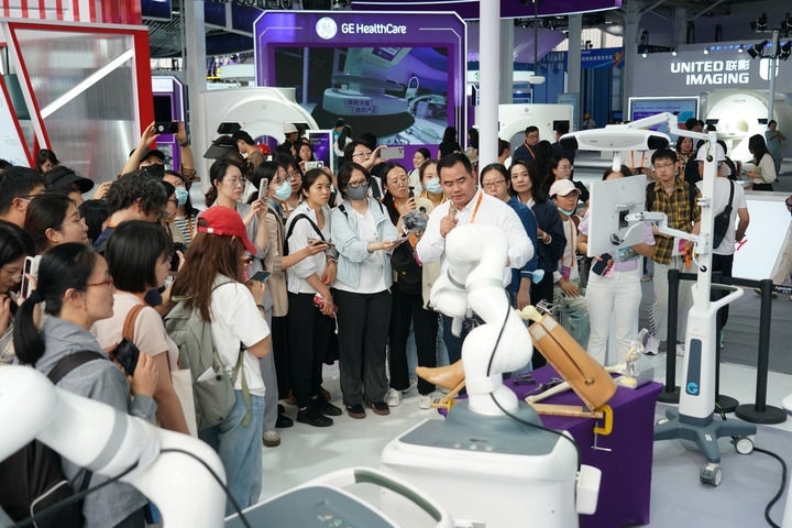 2024年9月11日，記者在服貿會首鋼園區(qū)健康衛(wèi)生服務館采訪。新華社記者 張晨霖 攝