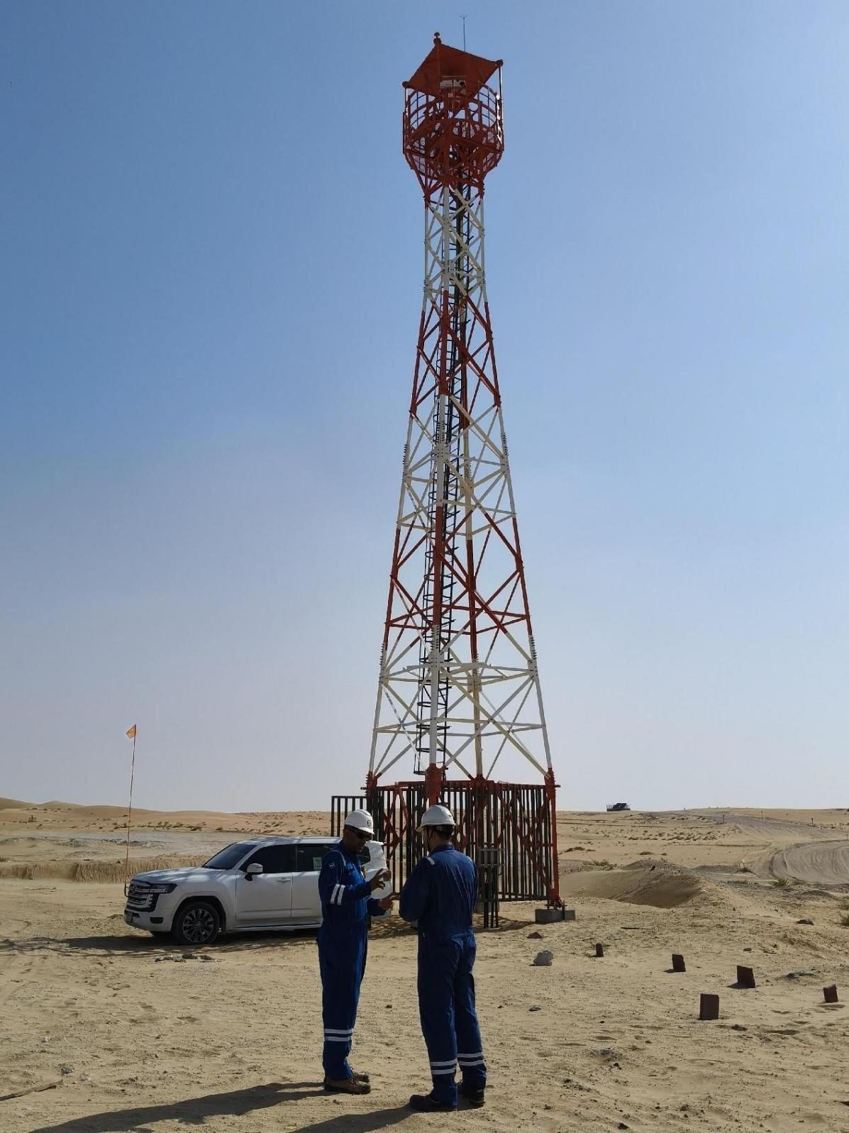 工作人員在調(diào)試紅外線氣體監(jiān)測及智能預警系統(tǒng)。振華石油供圖