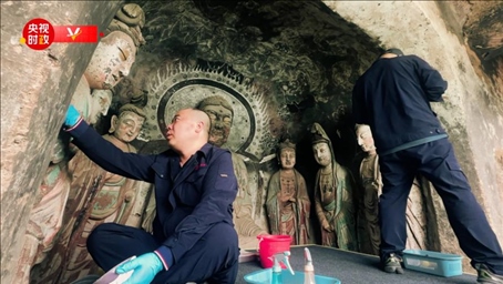 △麥積山石窟藝術(shù)研究所工作人員對石窟進行修復