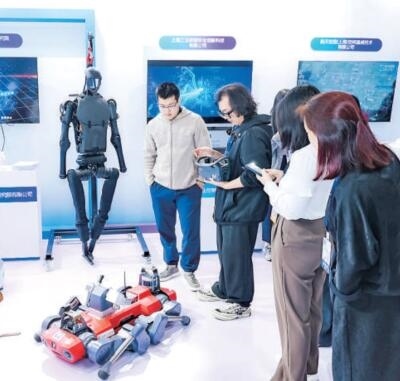 普陀區(qū)“中華武數(shù)”科創(chuàng)集市上，展位工作人員在向觀眾展示機器人。資料圖片