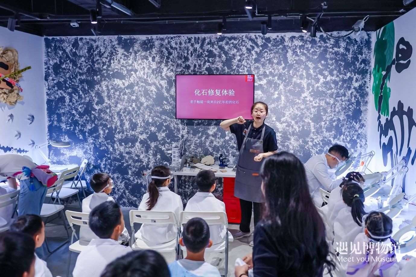 3. 小朋友們在“2億年的地球記憶——恐龍化石特展”體驗當“小小科學(xué)家”。遇見博物館供圖