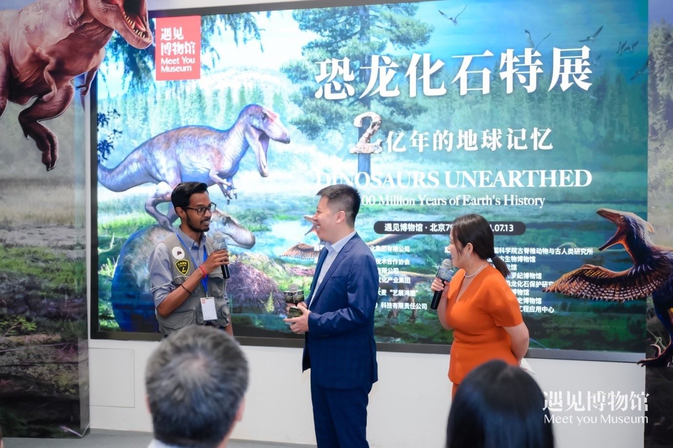 8. 中國科學(xué)院古脊椎動物與人類研究所特別研究助理保羅·拉米向游客介紹“2億年的地球記憶——恐龍化石特展”。遇見博物館供圖