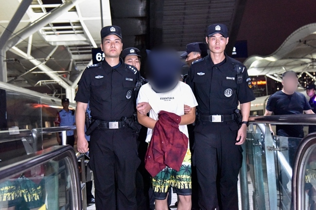 一名潛逃柬埔寨的犯罪嫌疑人被押解回國(guó)。公安部供圖