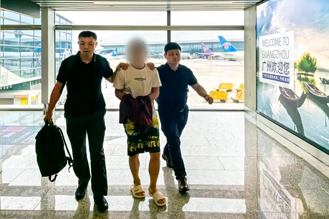 一名潛逃柬埔寨的犯罪嫌疑人被押解回國(guó)。公安部供圖