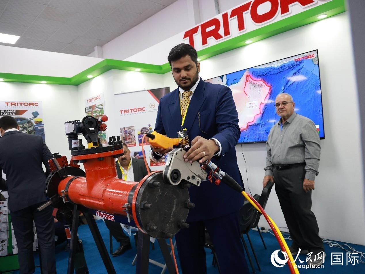 圖為一家油企工作人員在演示儀器操作。人民網(wǎng)記者管克江攝