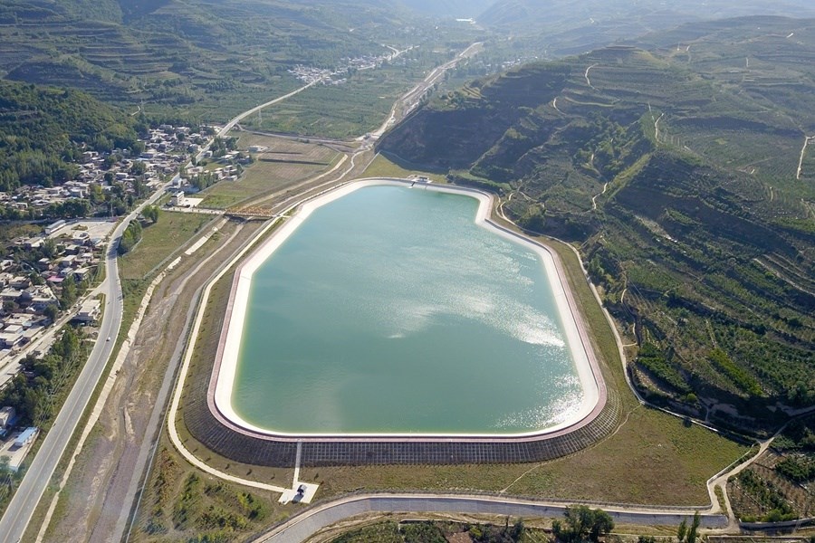 這是在天水市拍攝的已投用的天水城區(qū)引洮供水工程楊家灣調蓄水池（無人機照片）。新華社記者 范培珅 攝