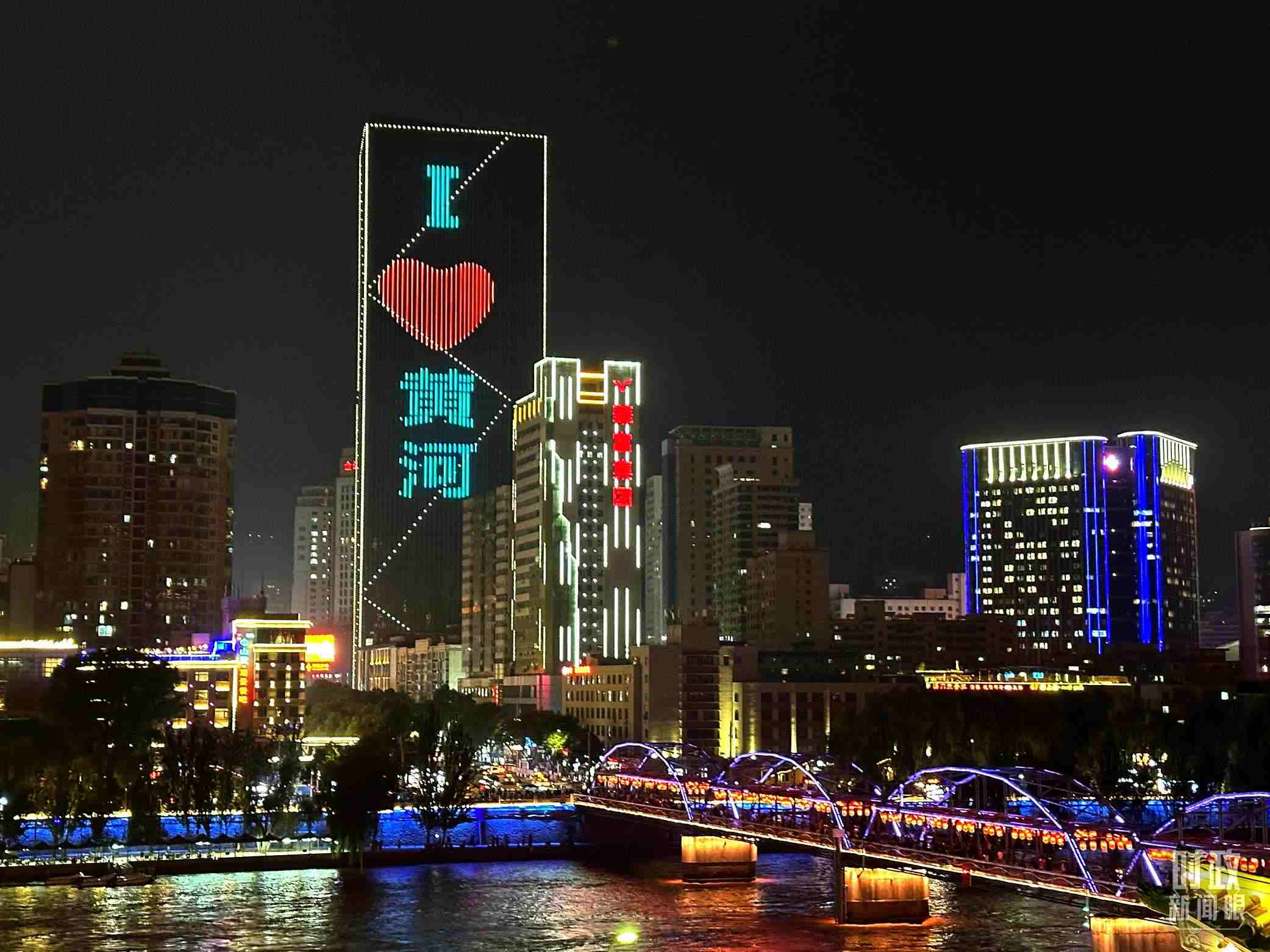 △黃河蘭州中山橋段夜景。（總臺(tái)央視記者趙化拍攝）