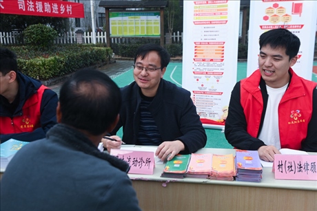 2022年11月9日，在杭州市臨安區(qū)太陽鎮(zhèn)上太陽村，臨安區(qū)太陽司法所所長方凱（右二）現(xiàn)場解答法律問題。 新華社記者 徐昱 攝