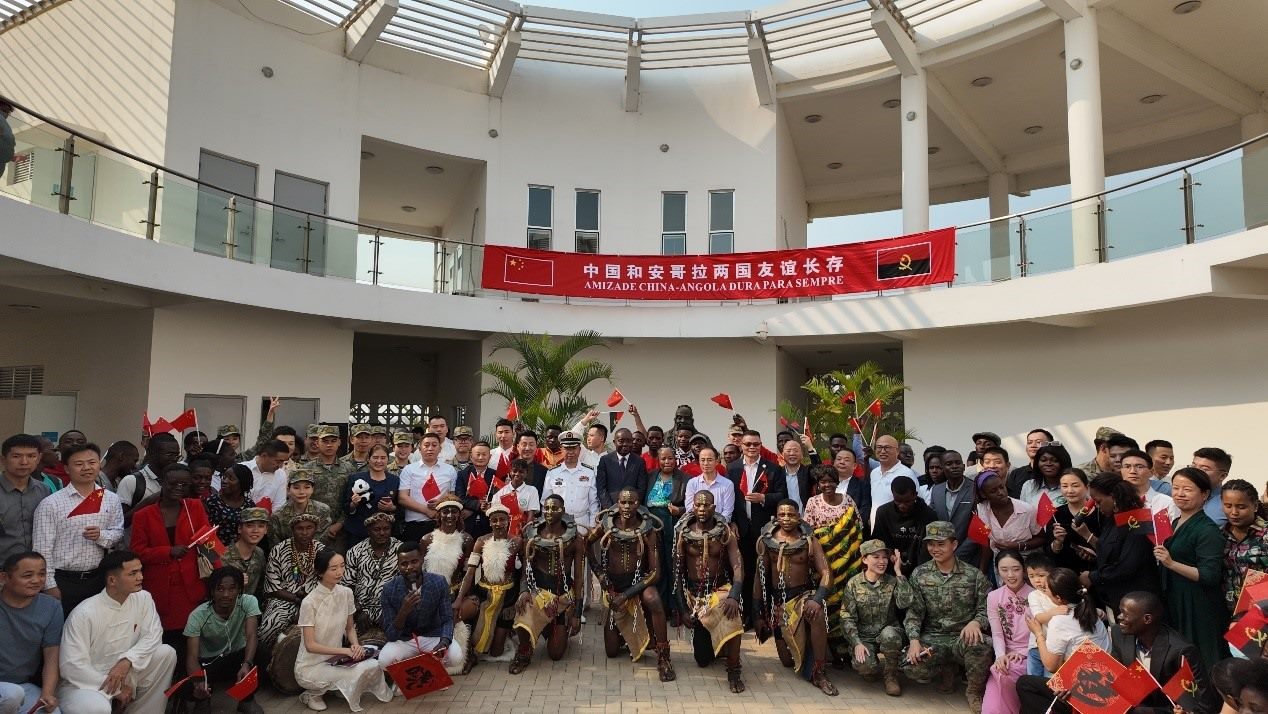 文化聯(lián)誼活動(dòng)合影。內(nèi)圖大學(xué)孔子學(xué)院供圖