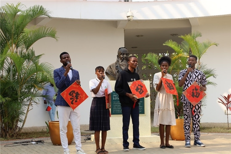 孔院學(xué)生演唱歌曲《故鄉(xiāng)的云》。內(nèi)圖大學(xué)孔子學(xué)院供圖