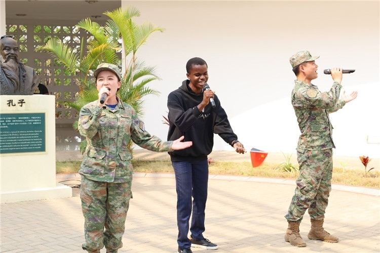 孔院學(xué)生與中國(guó)海軍官兵合唱《天地龍鱗》。內(nèi)圖大學(xué)孔子學(xué)院供圖