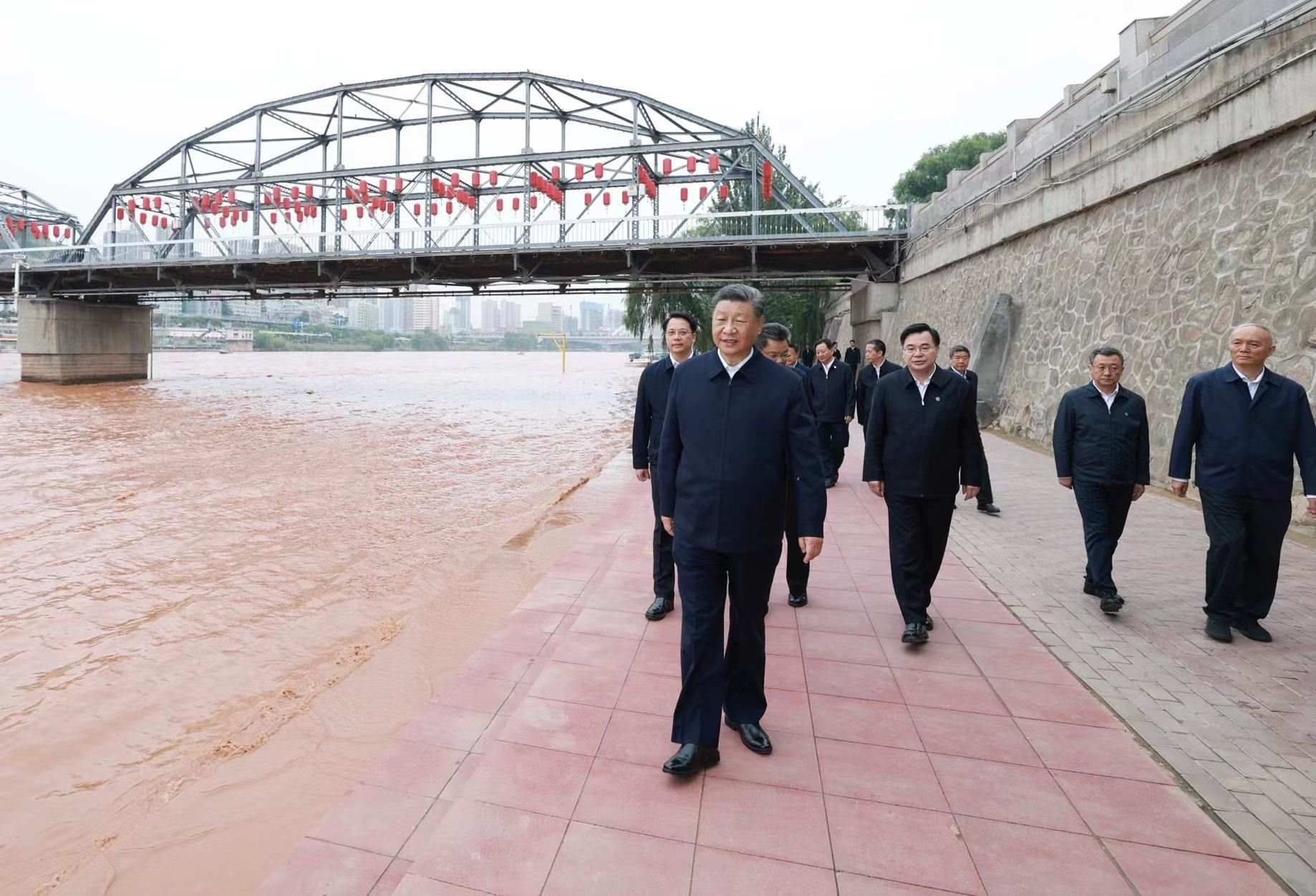 △9月11日下午，甘肅蘭州市黃河蘭州中山橋段，習(xí)近平總書記了解當(dāng)?shù)赝苿狱S河流域生態(tài)保護等情況。