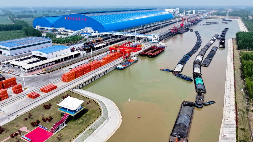 2024年4月24日，船舶行駛在山東濟(jì)寧港航梁山港航道上（無(wú)人機(jī)照片）。近年來(lái)，山東省加快構(gòu)建沿黃陸海大通道，有效促進(jìn)黃河流域各省區(qū)物流降本增效，實(shí)現(xiàn)更高水平對(duì)外開(kāi)放。