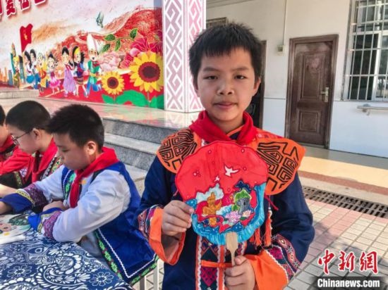 翠竹小學學生展示自己繪制的團扇作品。蔣豐慧 攝