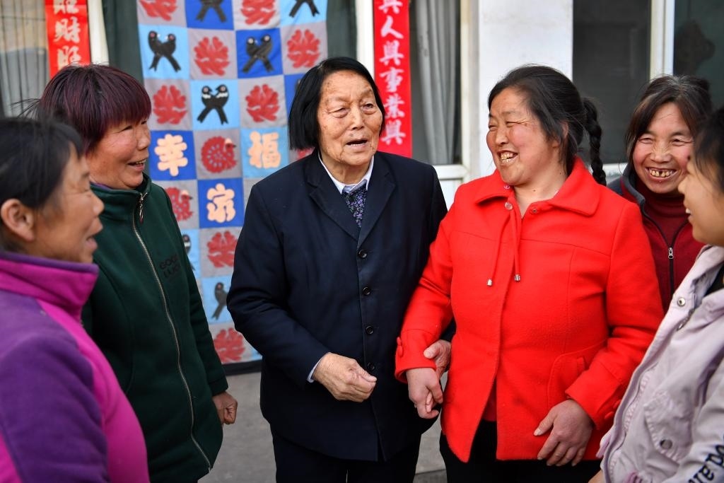 2019年3月23日，申紀(jì)蘭（左三）在山西省平順縣西溝村與村民分享全國兩會精神。新華社記者 曹陽 攝