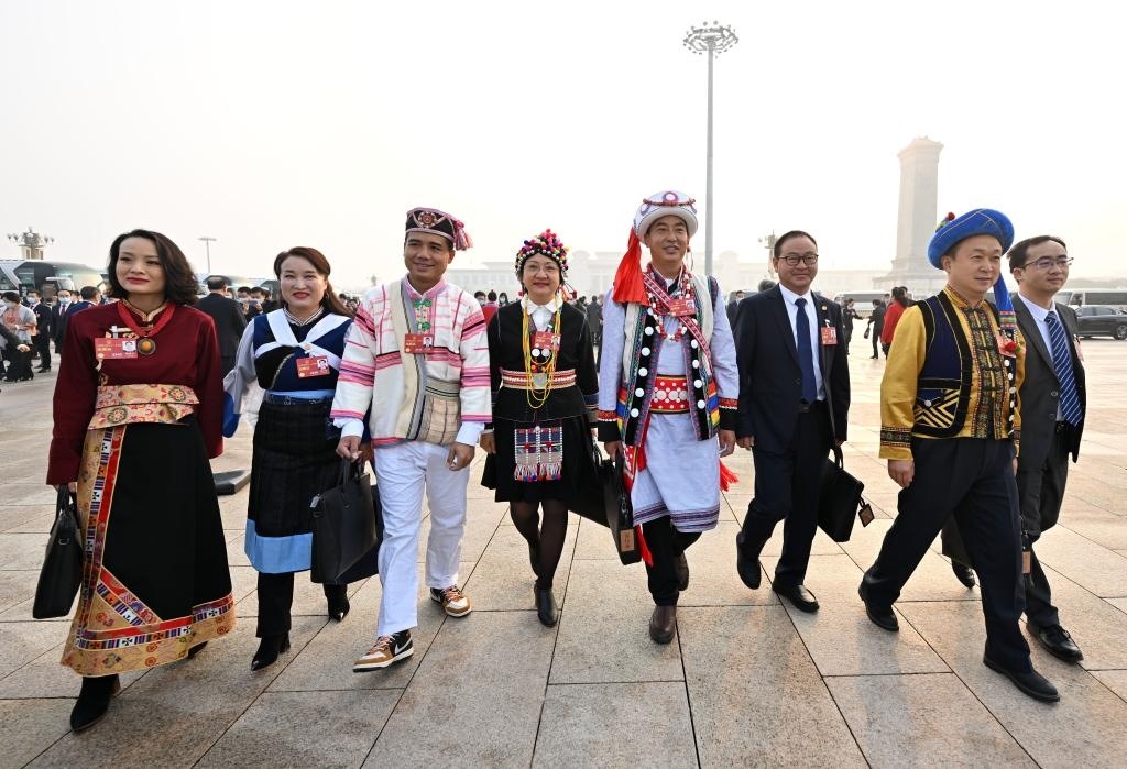 2023年3月5日，第十四屆全國人民代表大會第一次會議在北京人民大會堂開幕。這是全國人大代表走向會場。新華社記者 陳益宸 攝