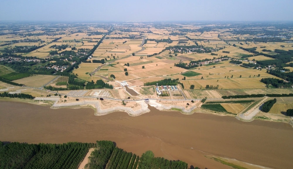 2024年6月19日，位于黃河高青段的馬扎子引黃閘開(kāi)閘引水（無(wú)人機(jī)照片）。5月1日至6月18日，山東省累計(jì)啟用引黃閘63座，引黃河水量10.06億立方米，保障農(nóng)業(yè)灌溉需求。