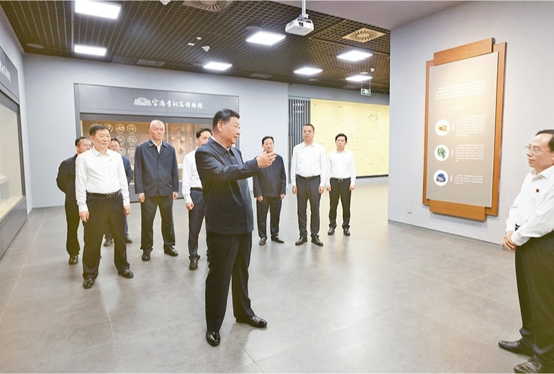 2024年9月10日，中共中央總書(shū)記、國(guó)家主席、中央軍委主席習(xí)近平在前往甘肅考察途中，來(lái)到陜西省寶雞市參觀寶雞青銅器博物院。 新華社記者 王曄/攝