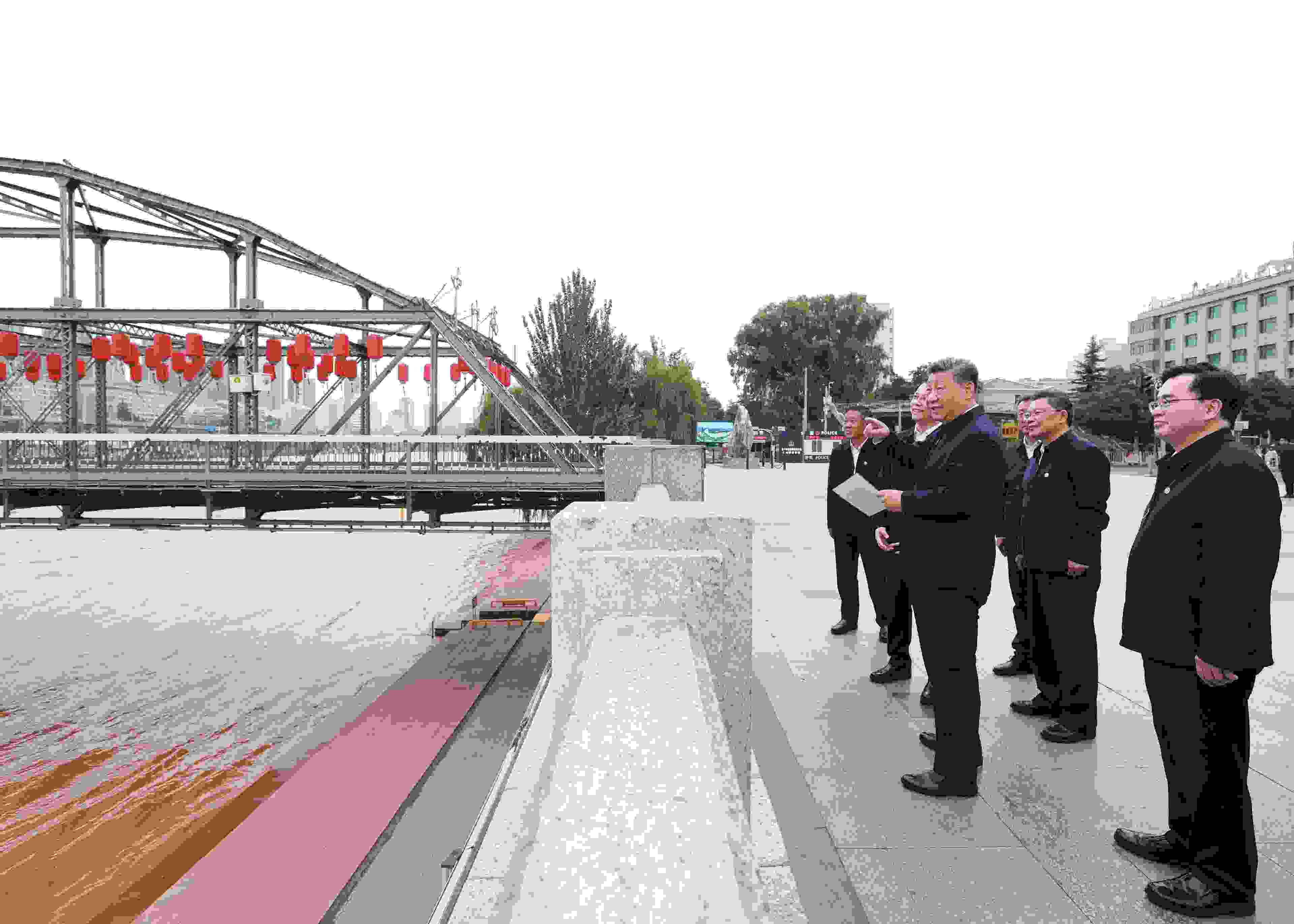 △ 2024年9月11日，習(xí)近平總書(shū)記來(lái)到甘肅省蘭州市黃河蘭州中山橋段，了解當(dāng)?shù)赝苿?dòng)黃河流域生態(tài)保護(hù)情況。