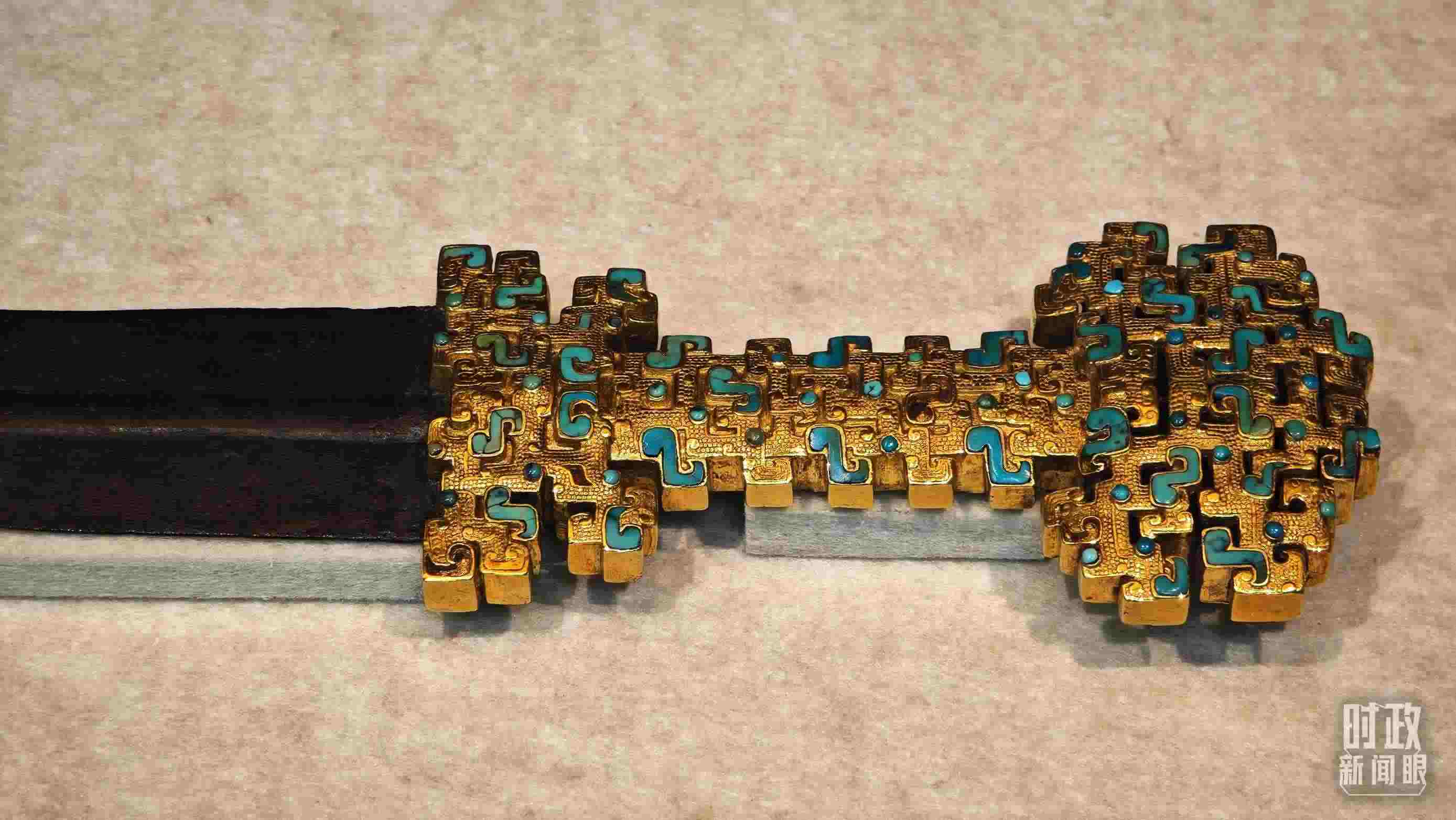 △這是1992年寶雞市益門(mén)二號(hào)墓出土的金柄鐵劍，劍柄嵌有綠松石。（總臺(tái)央視記者彭漢明拍攝）