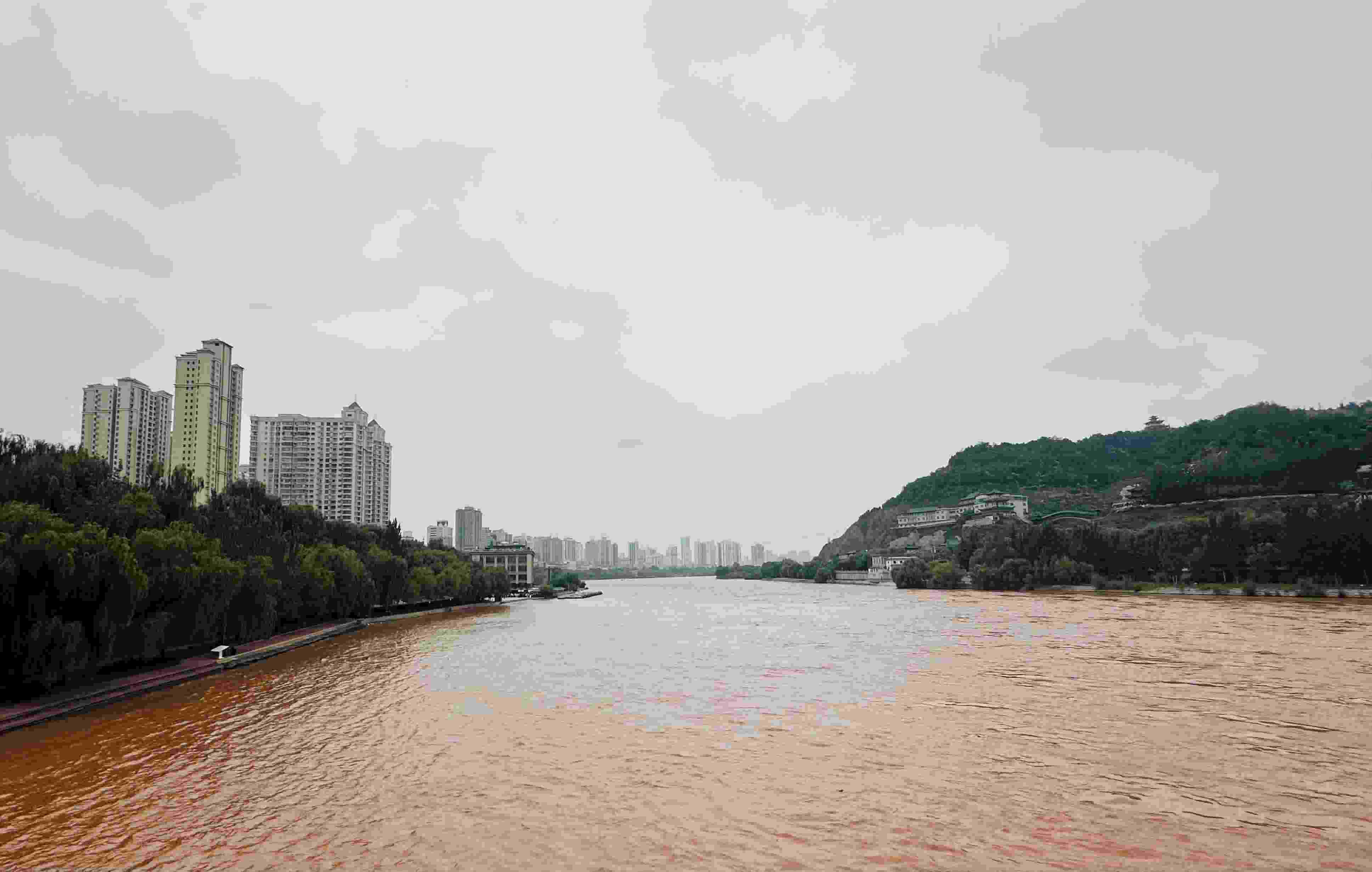 △黃河蘭州段。（總臺(tái)央視記者陸泓宇拍攝）