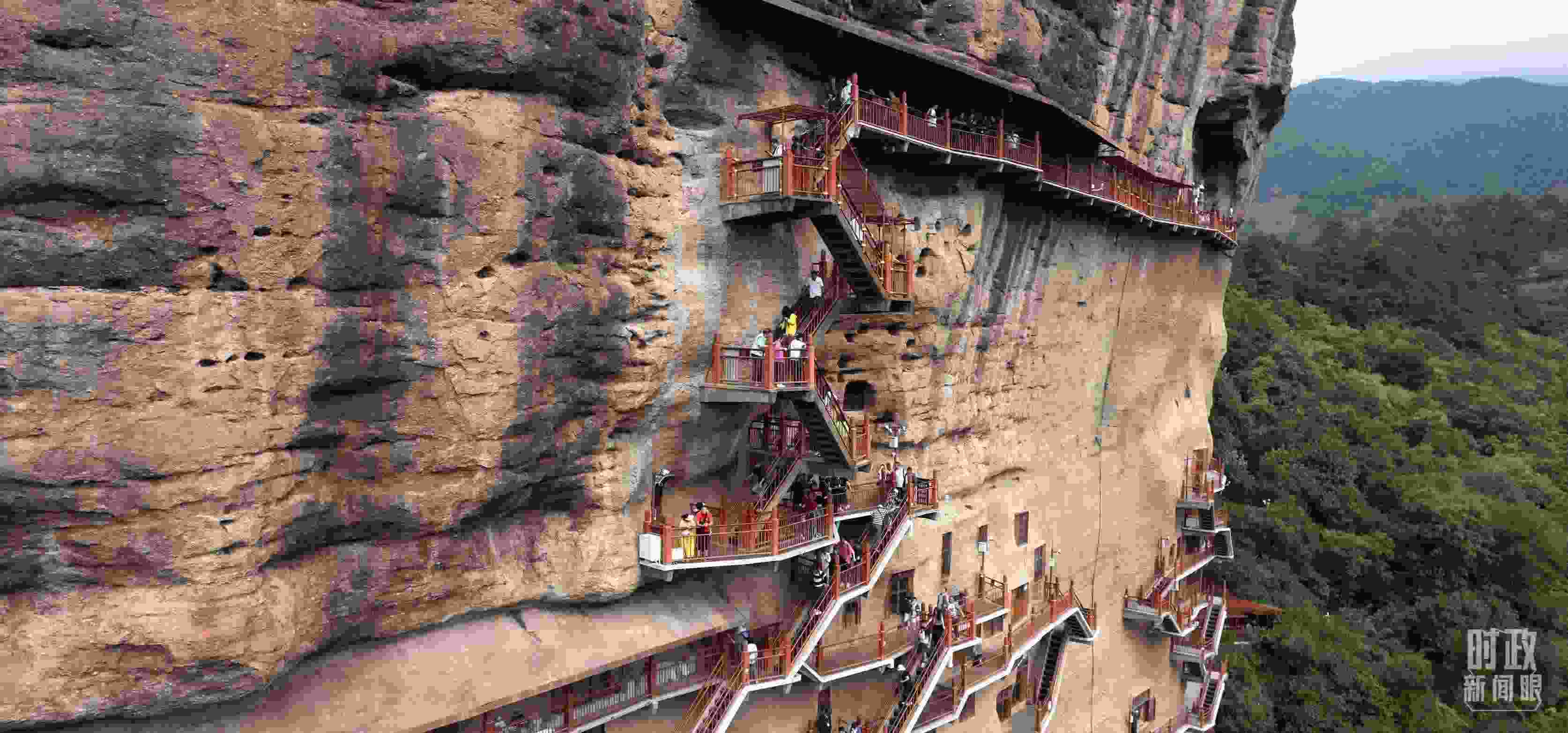 △麥積山石窟是國(guó)家5A級(jí)旅游景區(qū)，2024年上半年累計(jì)接待游客57萬(wàn)人。（總臺(tái)國(guó)廣記者李晉拍攝）