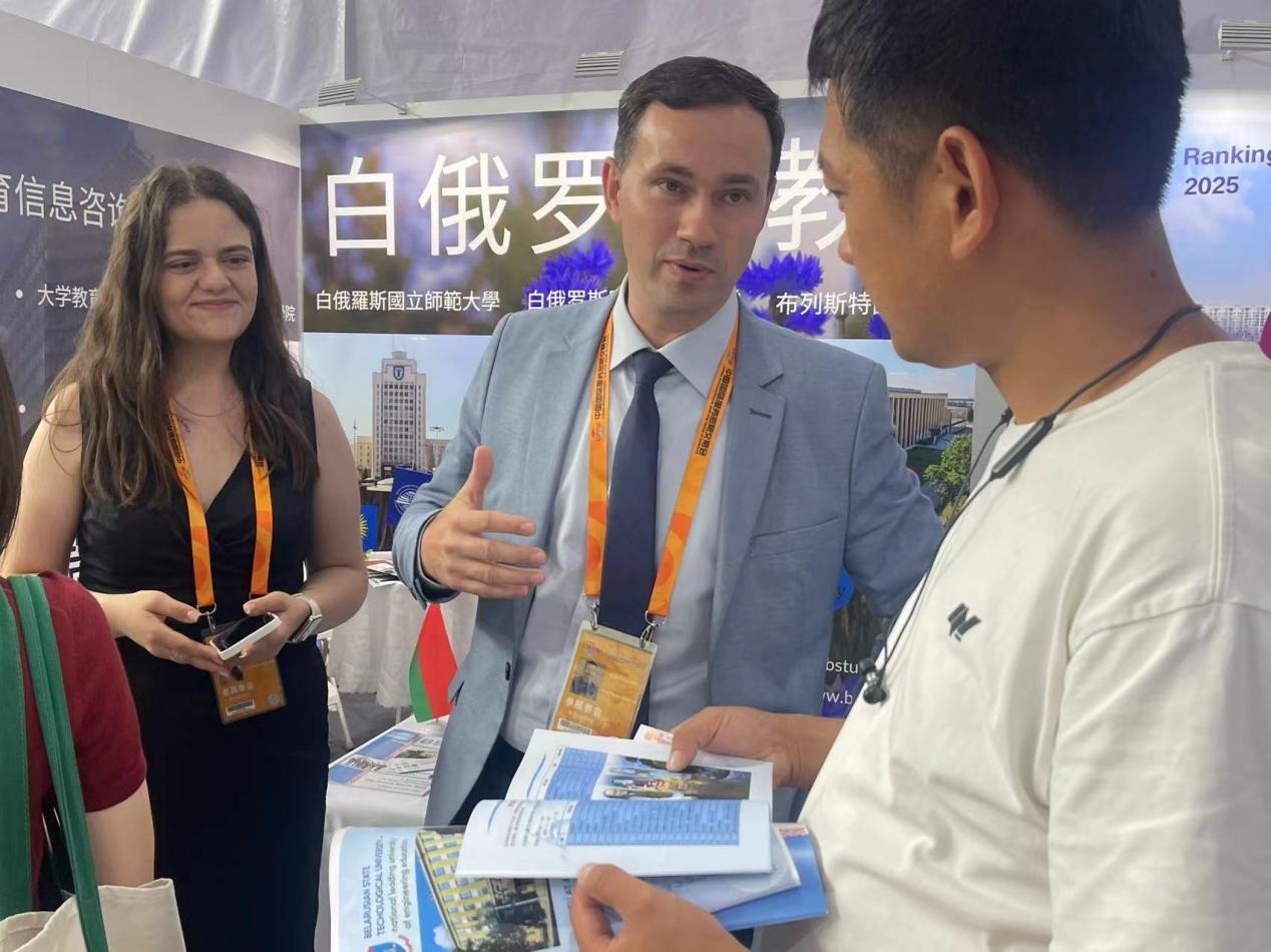 觀眾在展臺(tái)咨詢。人民網(wǎng)記者 何旭攝